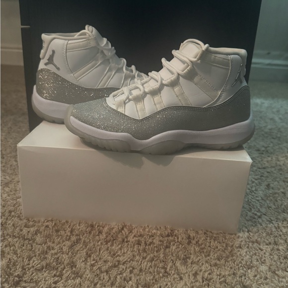 Wmns Air Jordan 11 Retro 'Vast Grey' - Picture 1 of 9